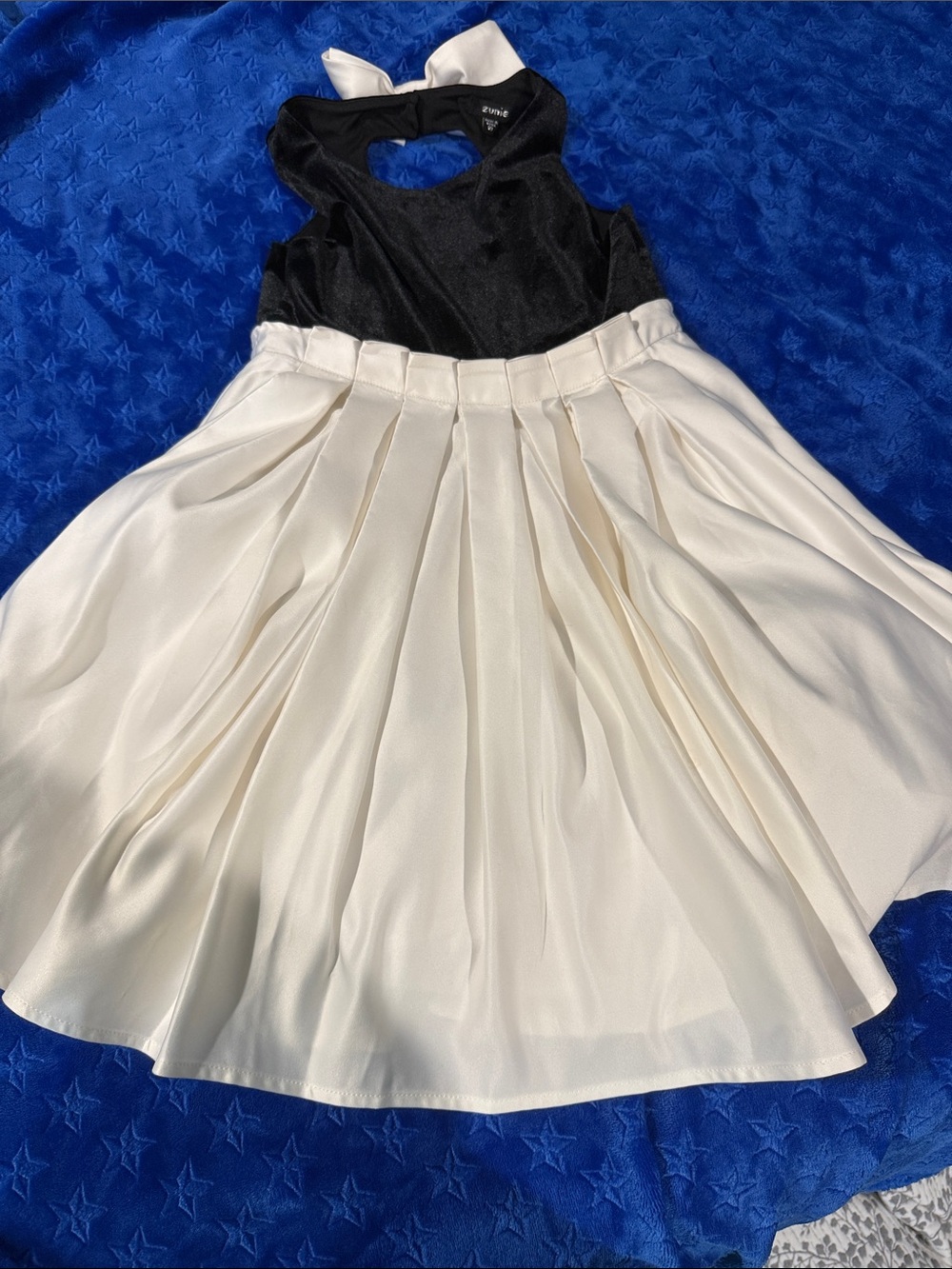 Zuni Girls Back and Cream Pleated Skirt Dress